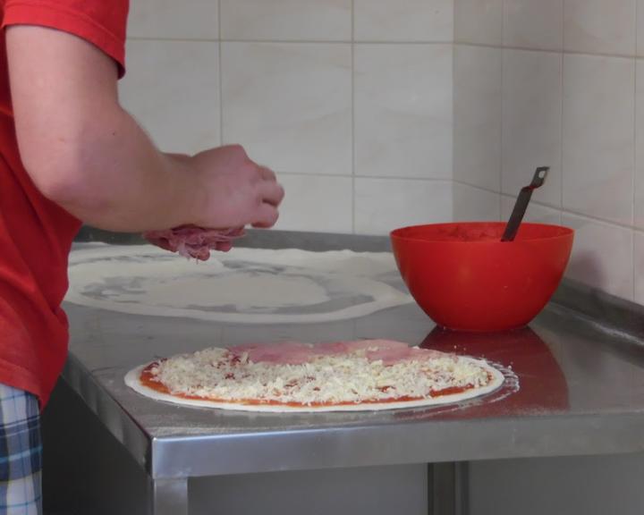 Holzofen Pizza Pietro